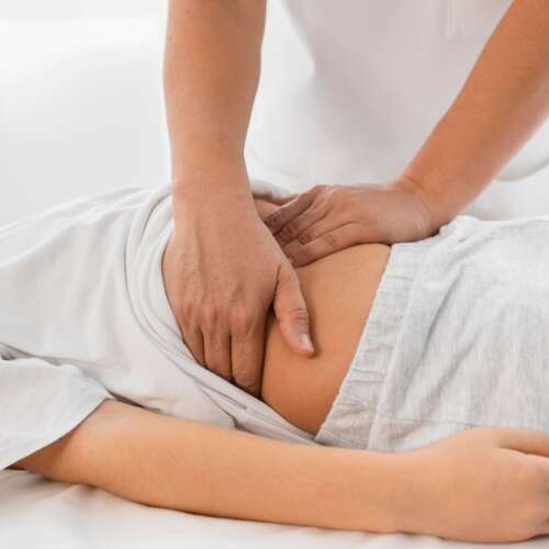 osteopata-tratando-nino-masajeando-su-barriga_23-2148776211