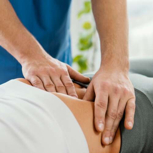 terapeuta-osteopatico-masculino-comprobando-abdomen-paciente-femenino_23-2148846618